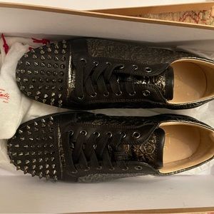 Christian Louboutin men’s sneakers Style Louis Junior Spikes Flat Calf Black.